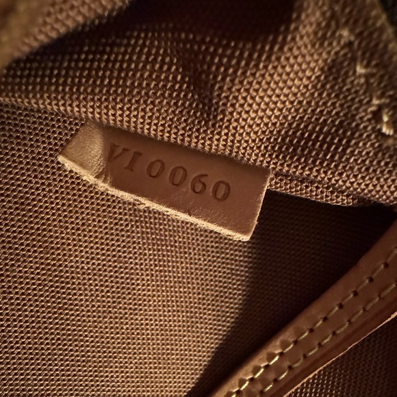 Louis Vuitton Alma - Picture 13 of 16